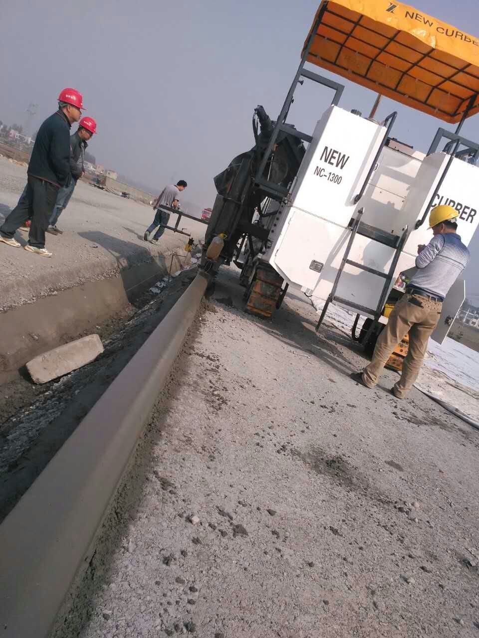 新路緣NC1300混凝土路緣石滑模機(jī)強(qiáng)大的背后不但是產(chǎn)品技術(shù)，還有完善的售后服務(wù)