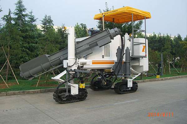 為了不影響路緣石滑模機(jī)的正常使用，要定期保養(yǎng)和維護(hù)路緣石滑模機(jī)