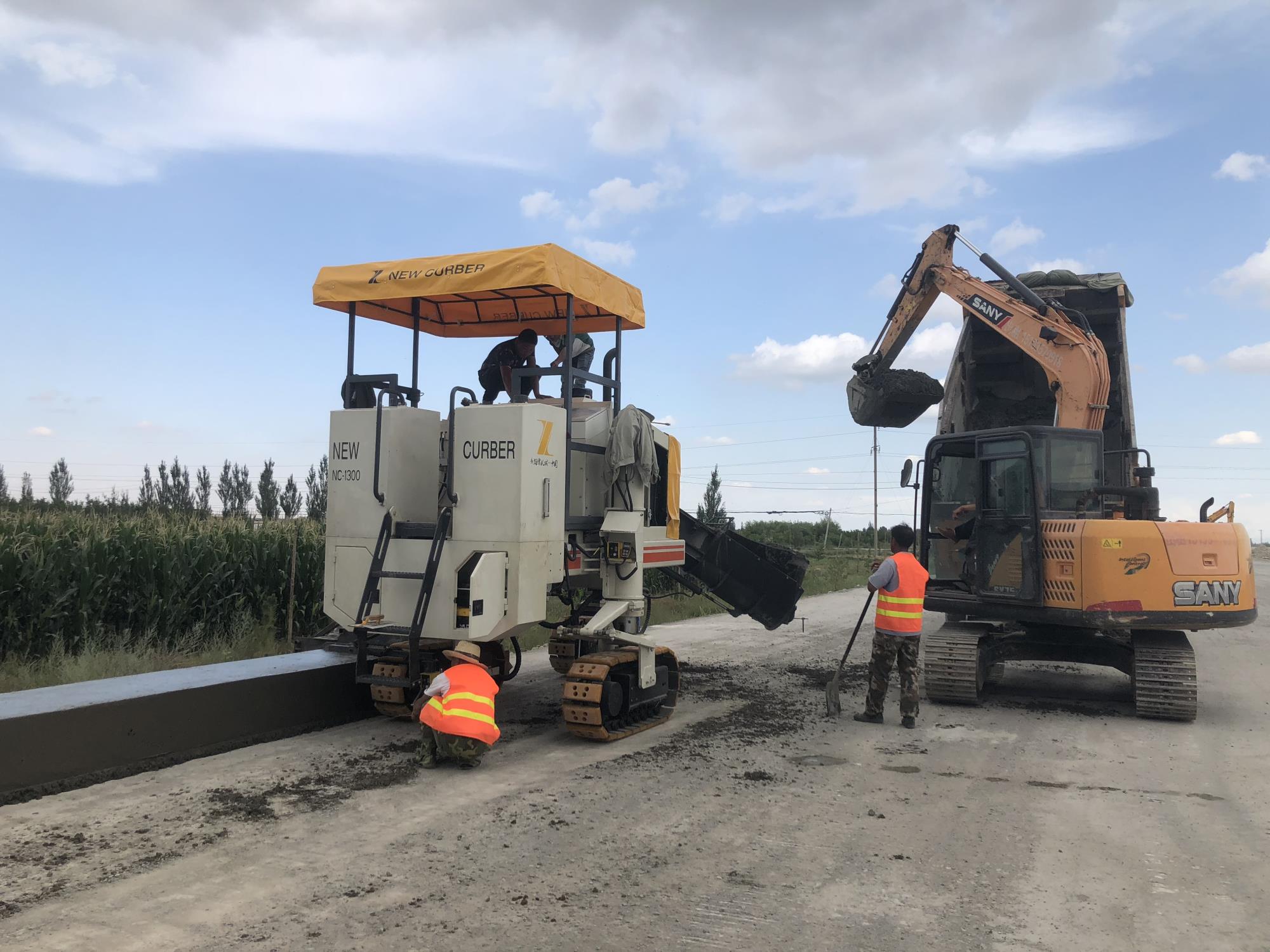經(jīng)過多年的研究，混凝土路緣石滑模成型機(jī)提升了哪些？