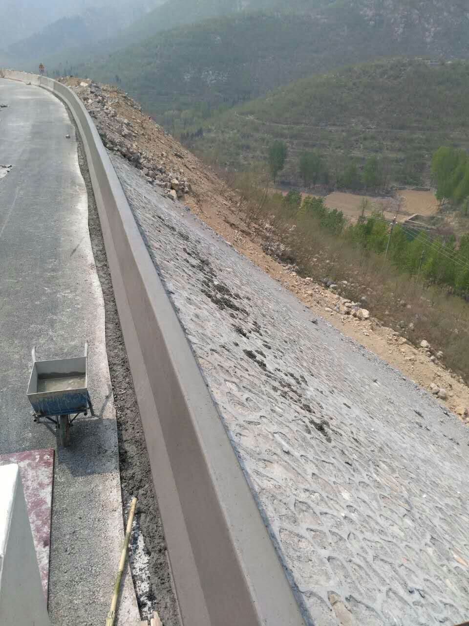 無論何種工況，路緣石滑模機都能完美運行