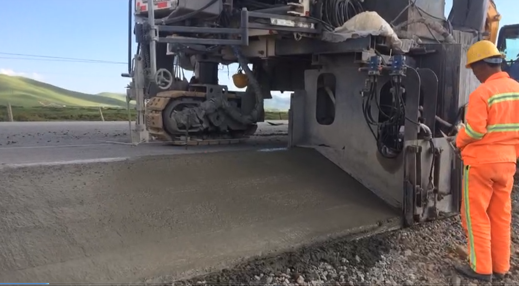 春、秋季多風天氣路緣石滑模機滑模施工注意事項