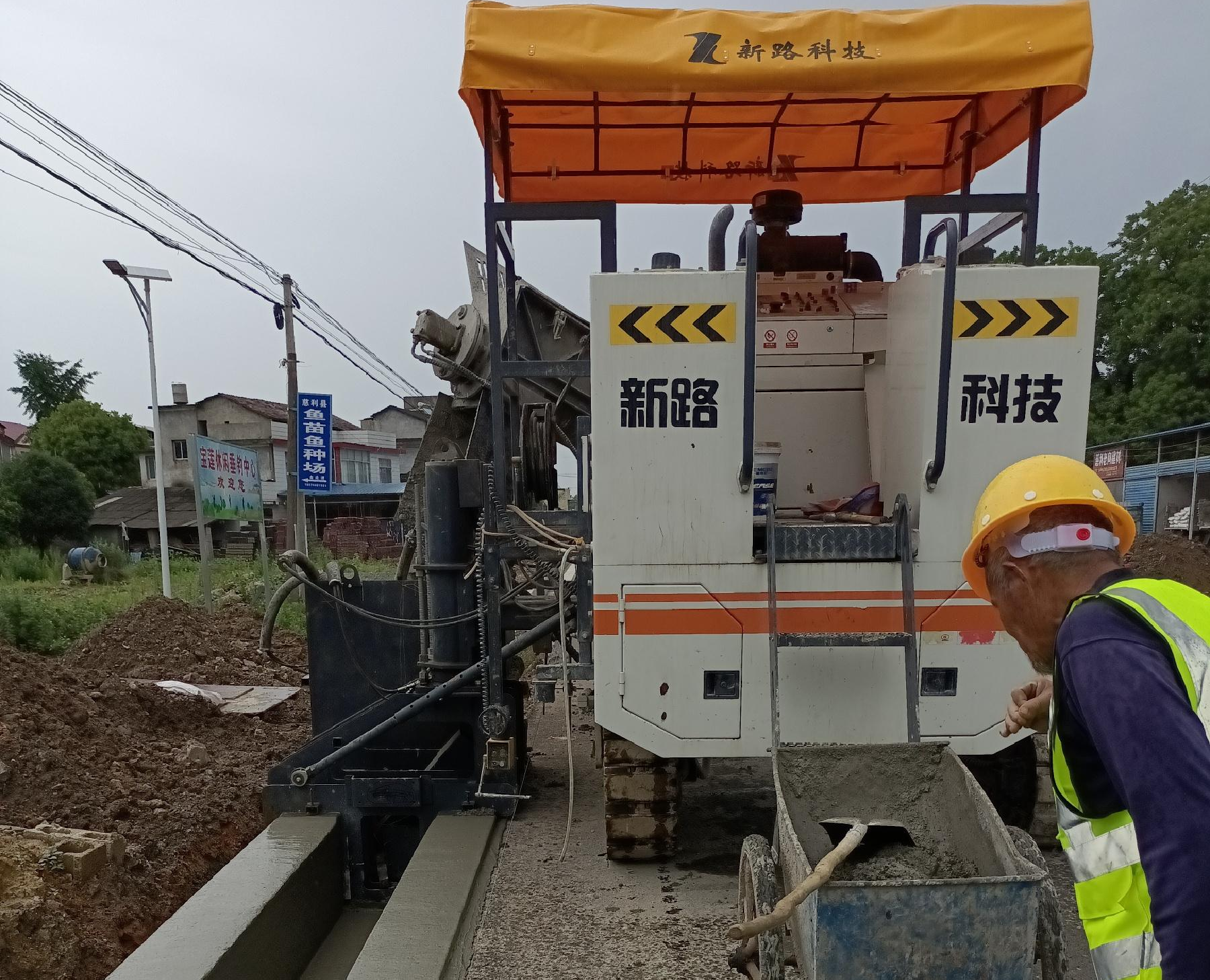 G353慈利至張家界城區(qū)公路排水溝滑模一次性成型，滑模施工效率高